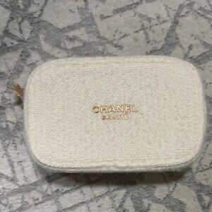 CHANEL  beauty
Beauté Cream Textured Pouch